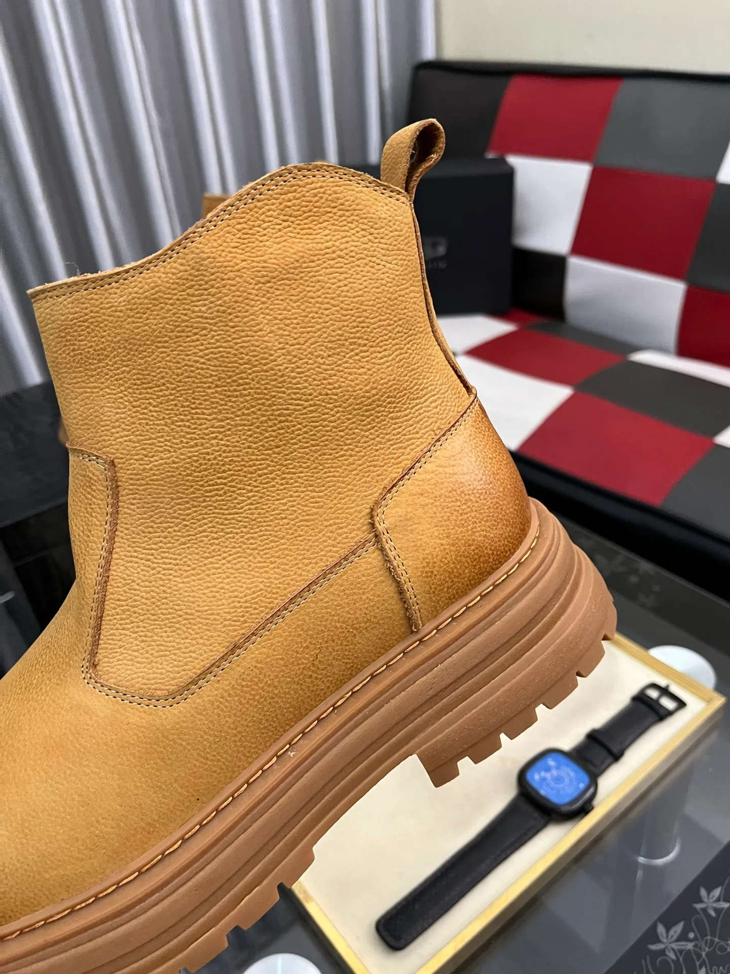 Ex-factory price: 680⌚️⌚️Thick wool imported from Australia Brand: UGG genuine purchasing agent Size: 39-44 (45 customized) Grade: Official website 1:1 Material: First layer of genuine leather waterproof and antifreeze upper Real wool lining Original non-slip and wear-resistant outsole Style category: Men's casual shoes Trendy style Comfortable on the feet Color: Official website color synchronization